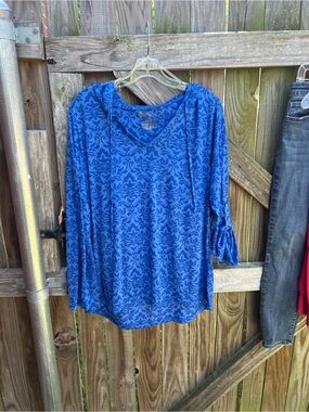 👗Balance Collection Blue Damask V-Neck hoodie